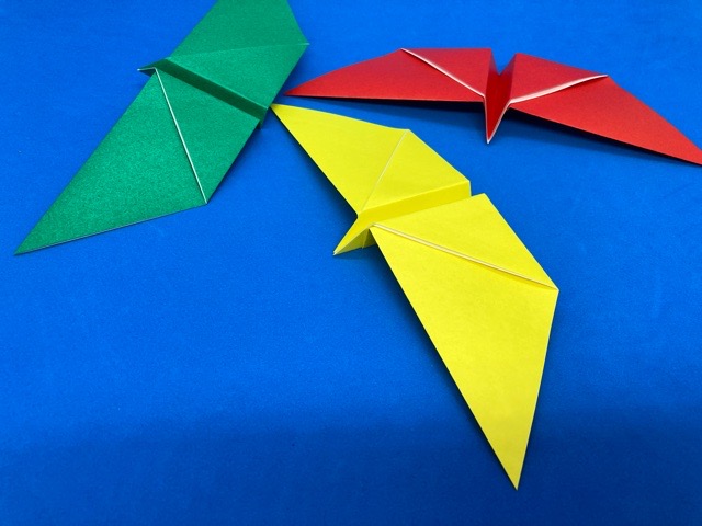 折り紙 クルクル蝶々 くるくるちょうちょう の簡単な作り方 How To Make An Easy Origami Rotating Butterfly 簡単折り紙教室