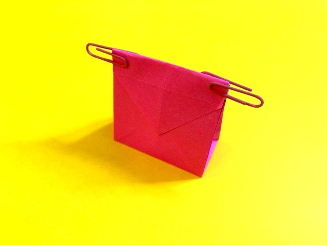 のりなしで折れるふた付き紙袋の折り紙の作り方_005