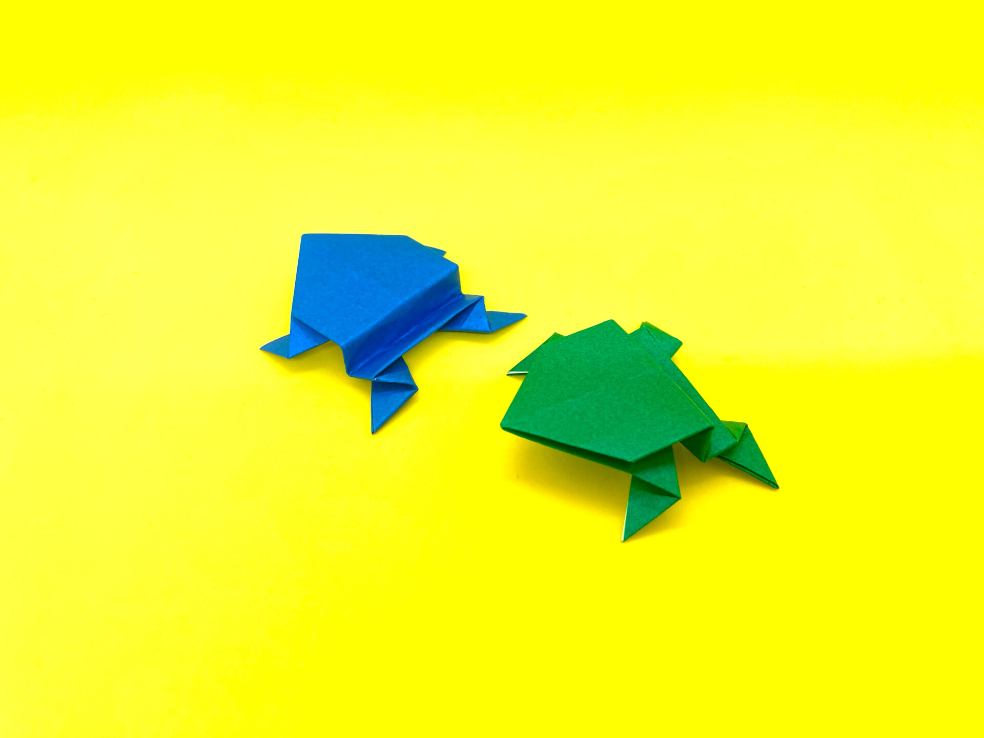 遊べる折り紙 ぴょんぴょんカエル(ぴょんぴょんかえる)の簡単な作り方2~How to make an easy origami jumping frog~