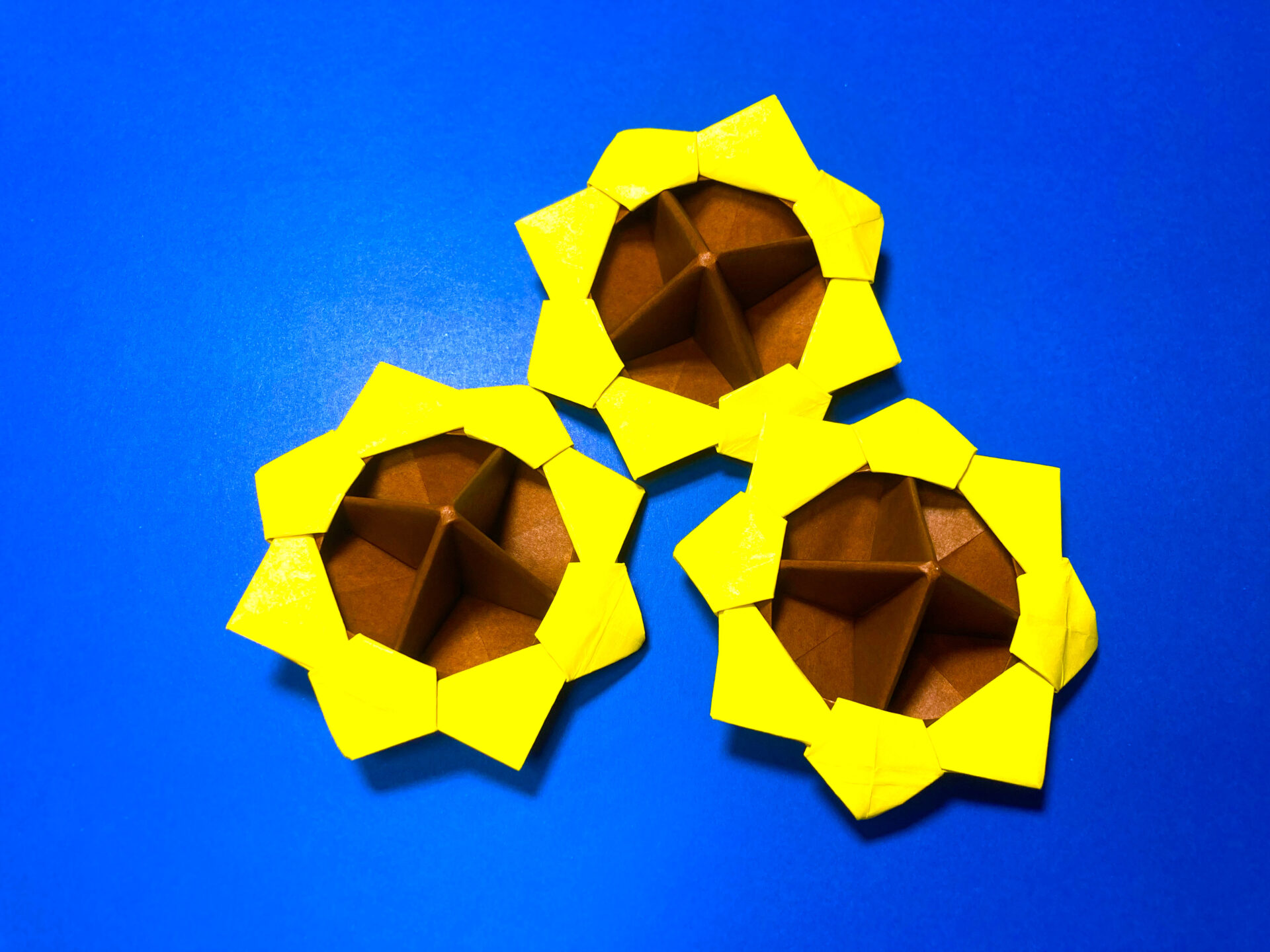 遊べる花の折り紙　ひまわりのコマの簡単な作り方～How to make an easy origami sunflower top～