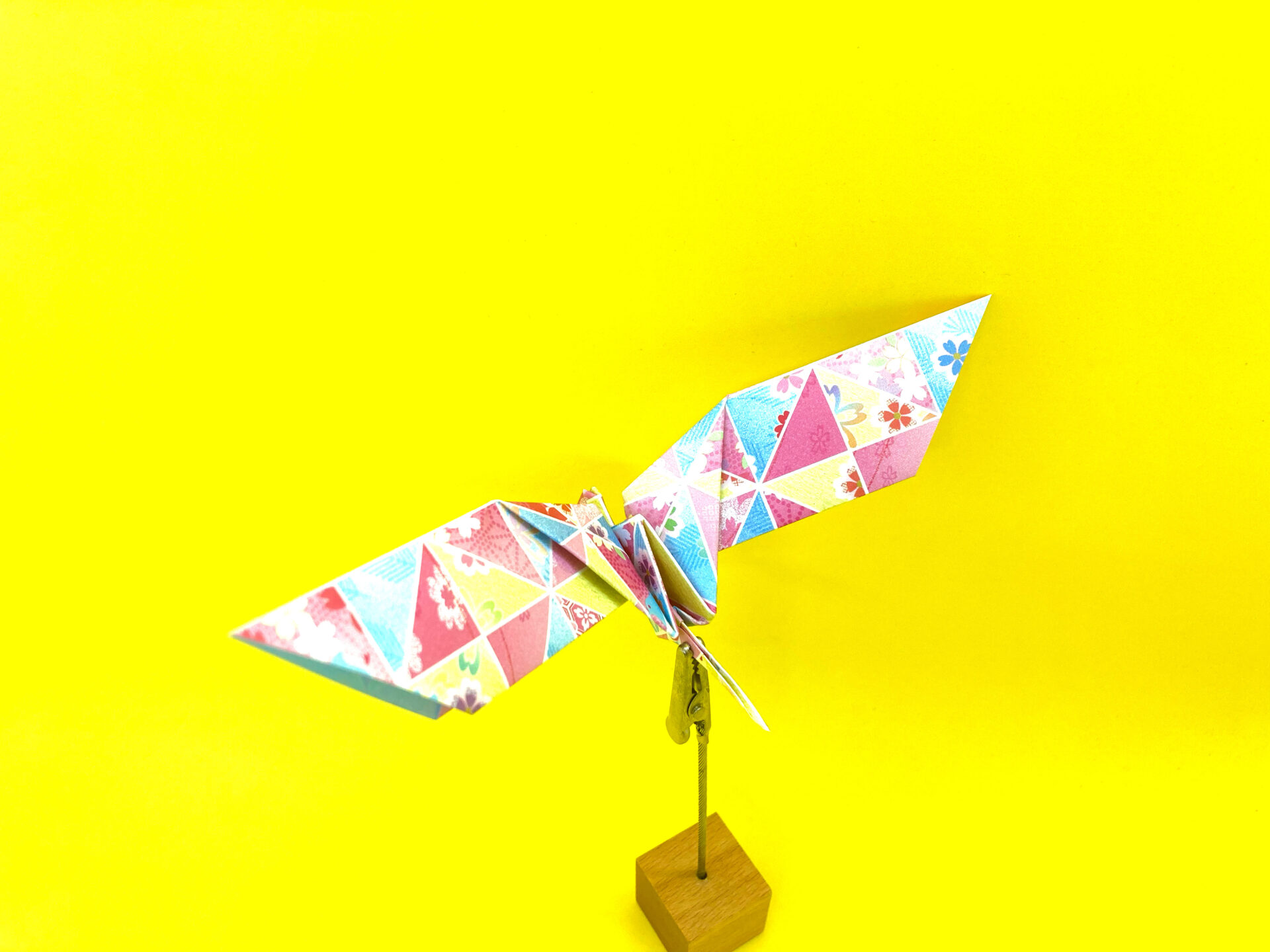 折り紙　大きな翼で羽ばたく鶴の簡単な作り方～How to make an easy origami big winged flapping paper crane～